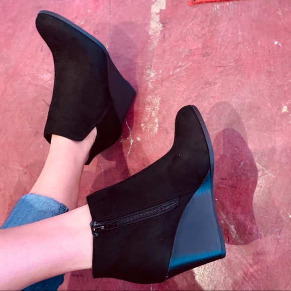 Soda ABILITY Black on Black Fx Suede Wedge Bootie - Picture 8 of 8